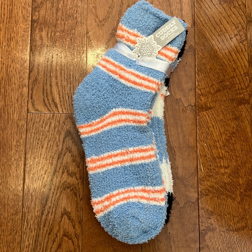 NWT 2 pairs of soft cuddly socks one size fits most
